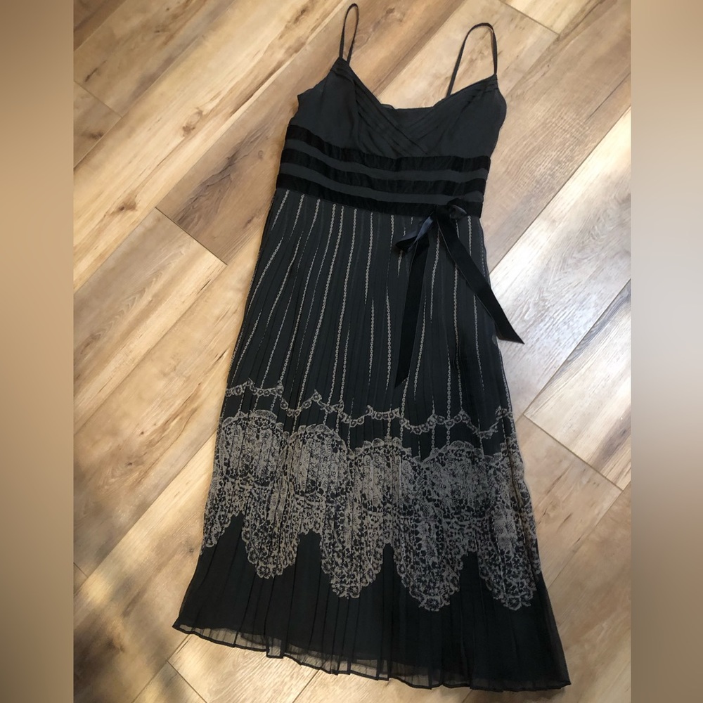Ann Taylor LOFT Black Vintage Look Pleated Stenciled Dress Size 4